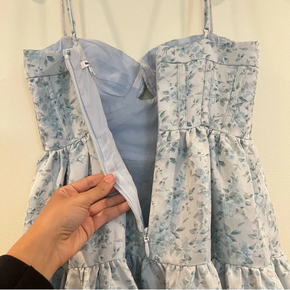 Maison Amory The Windsor Blue Floral Sweetheart Neckline Gown in Morning Dew M - Picture 10 of 10
